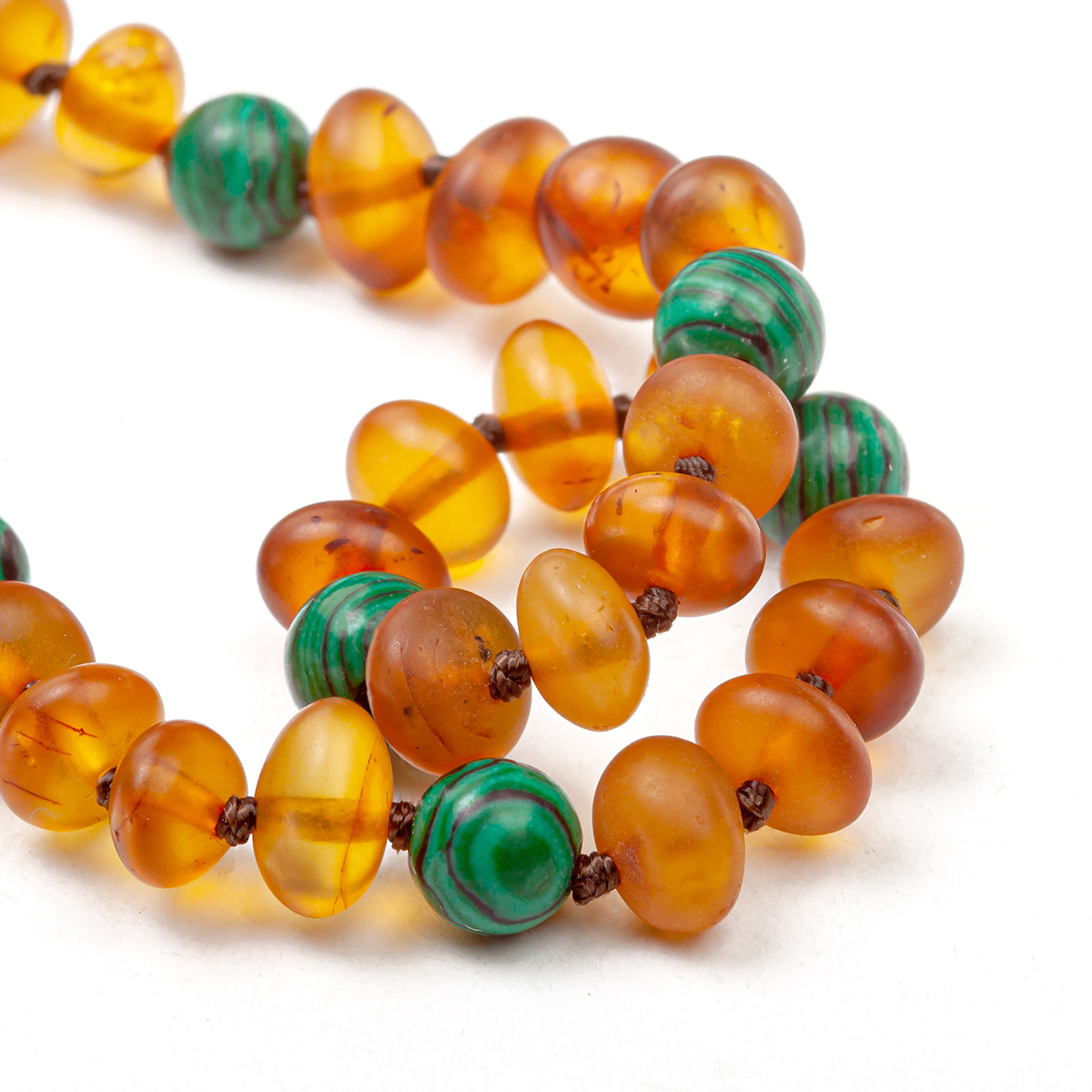 Детские бусы из янтаря и малахита