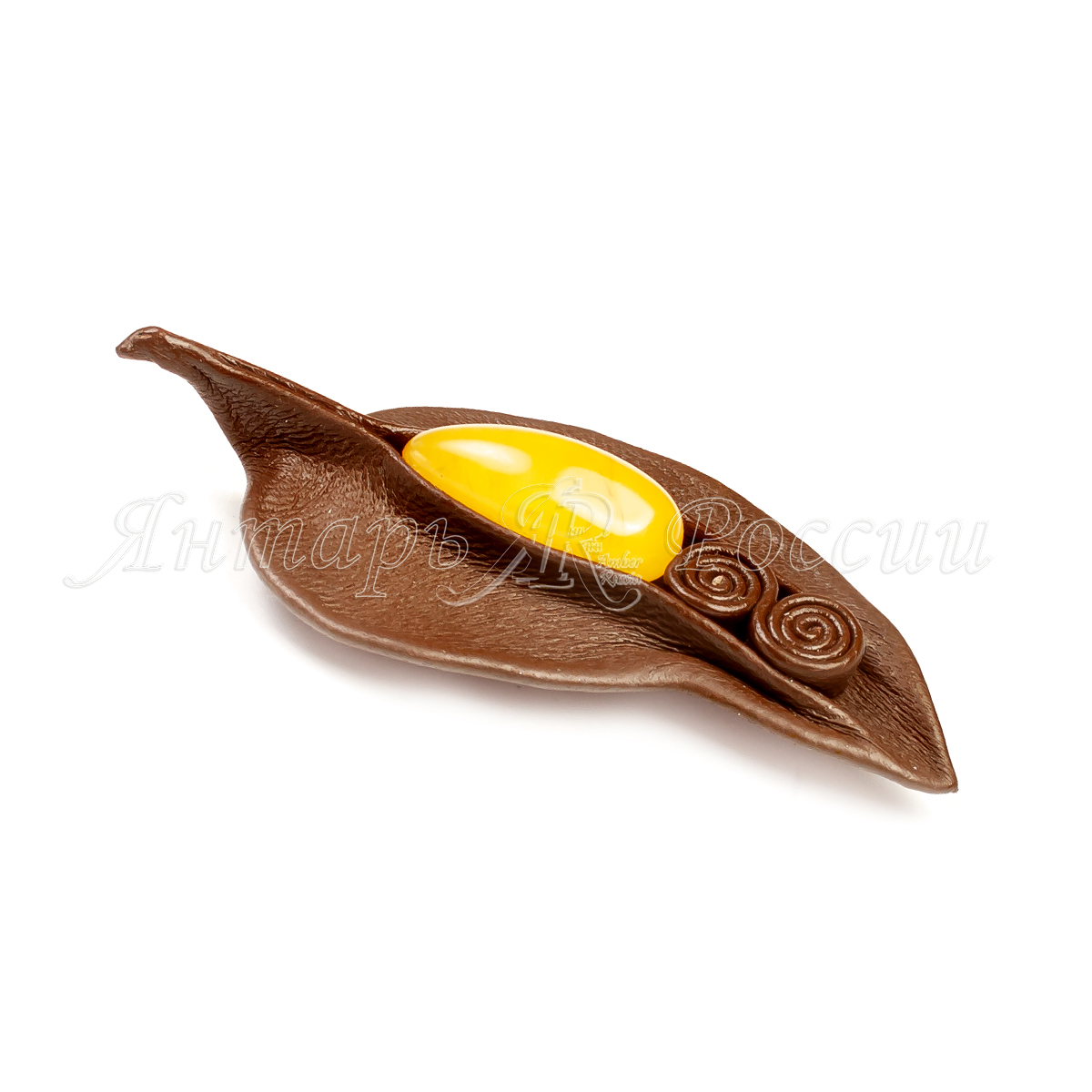 Брошь из янтаря на коже